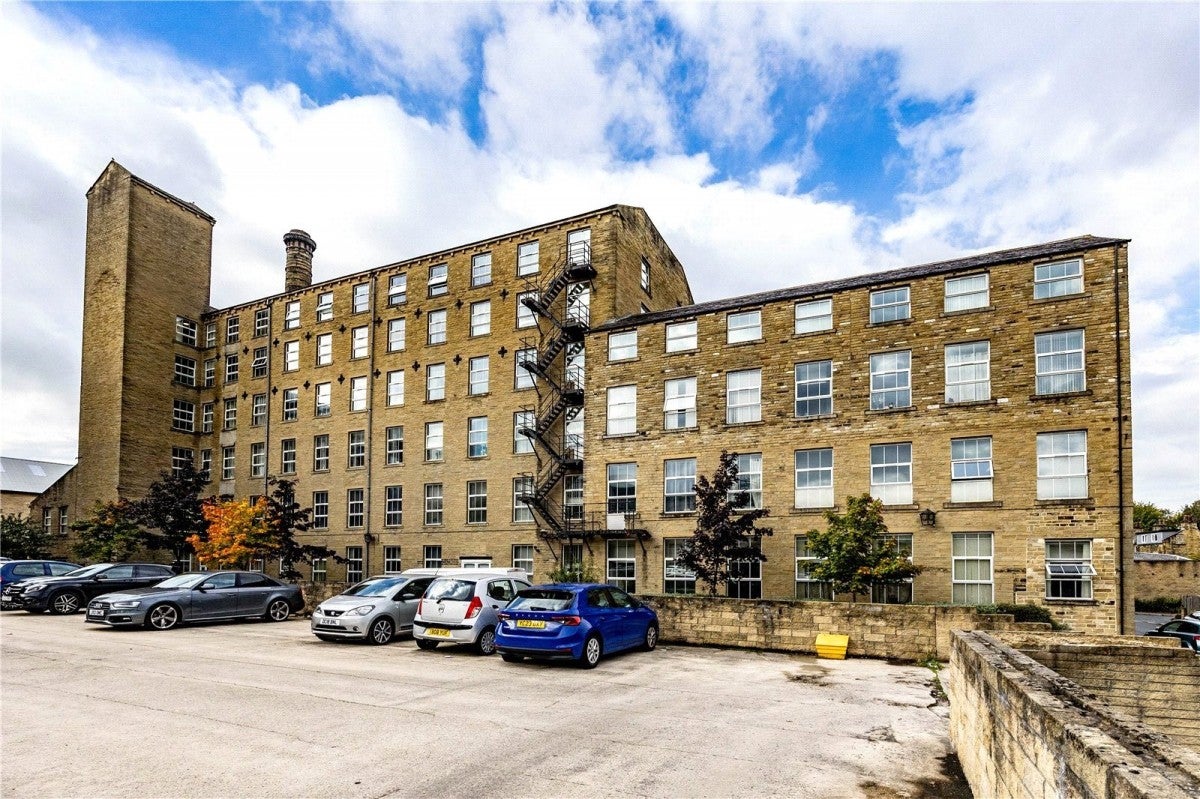 Flat Dewsbury Road in Calderdale