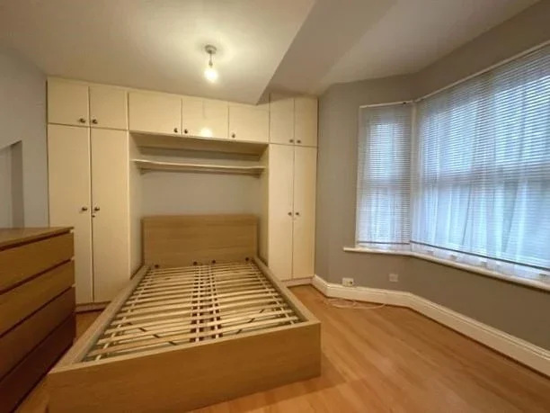 Flat Cranbrook Park in Greater London