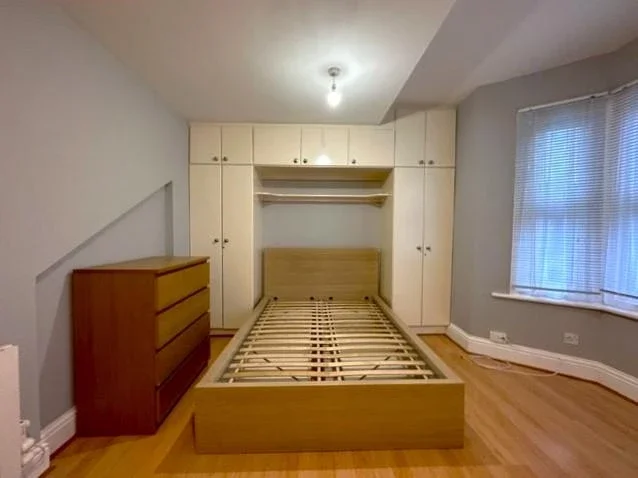 Flat Cranbrook Park in Greater London
