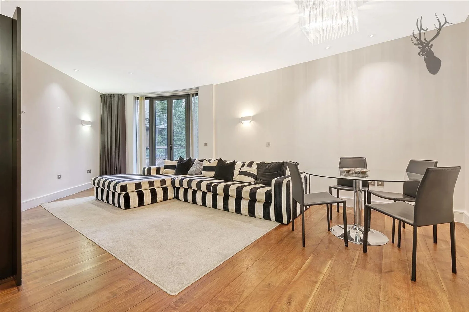 Flat Court Yard in Greater London