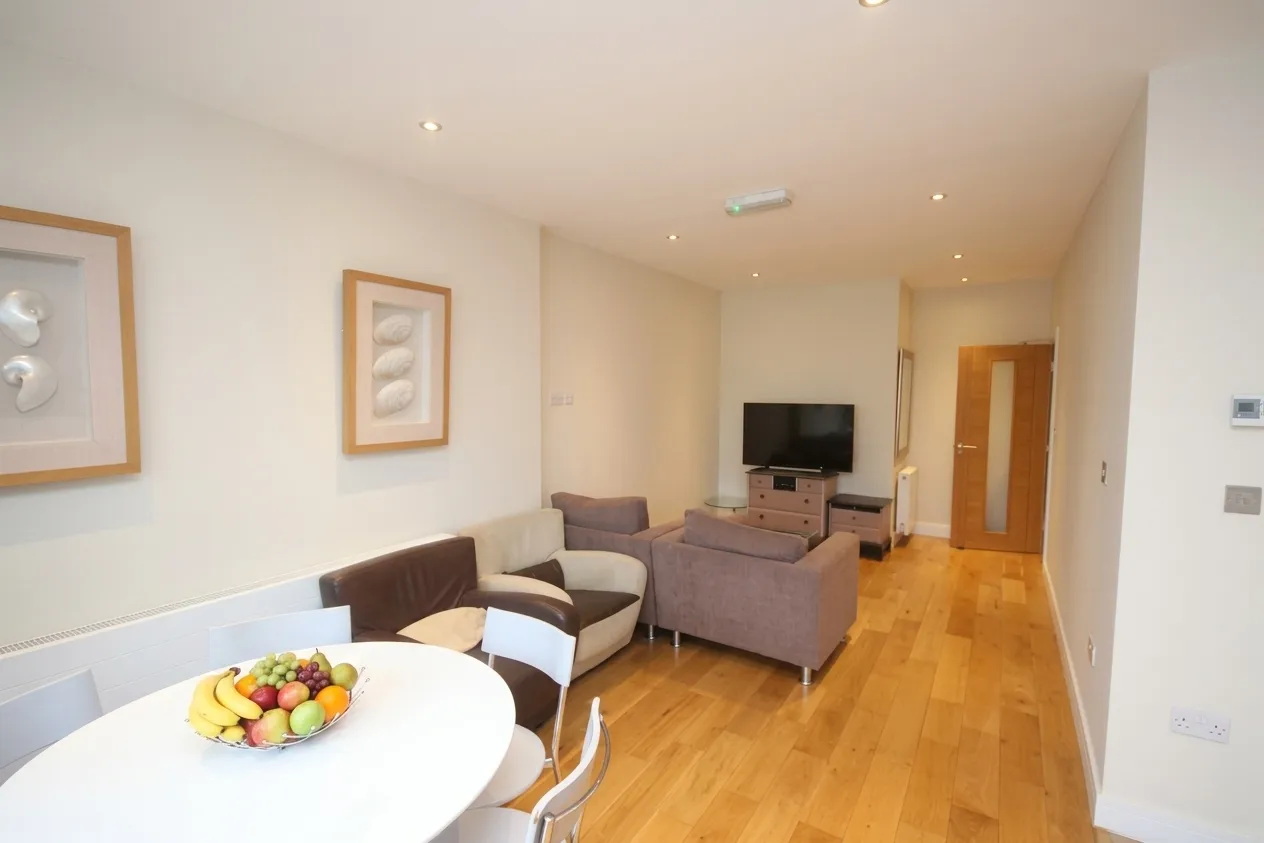 Room Rosemary Avenue in Greater London