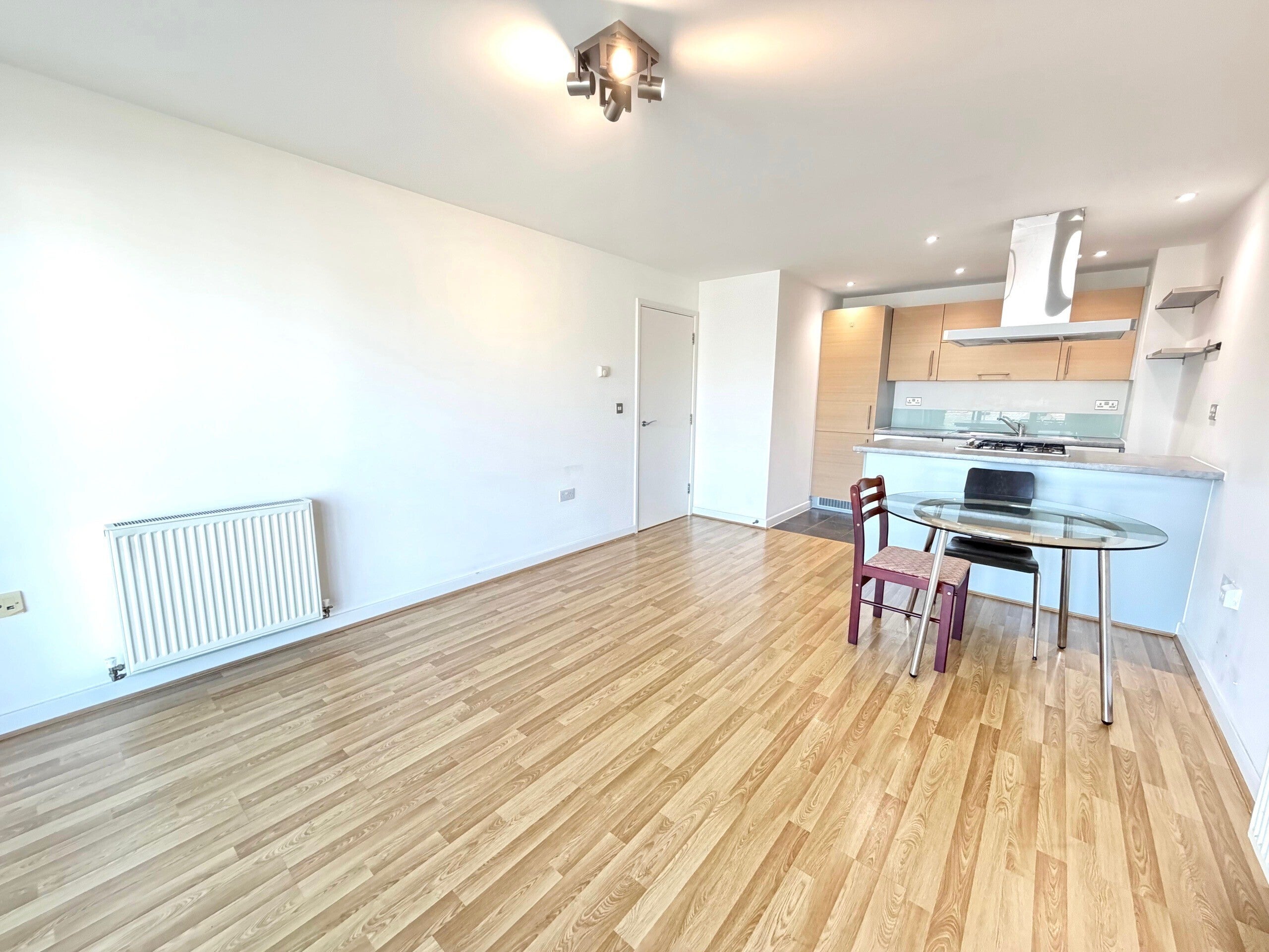Flat Merchant Street in Greater London