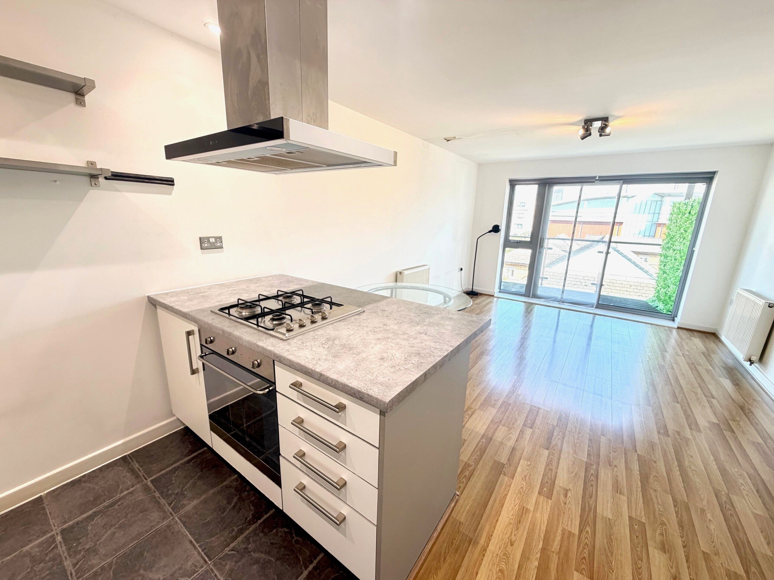 Flat Merchant Street in Greater London