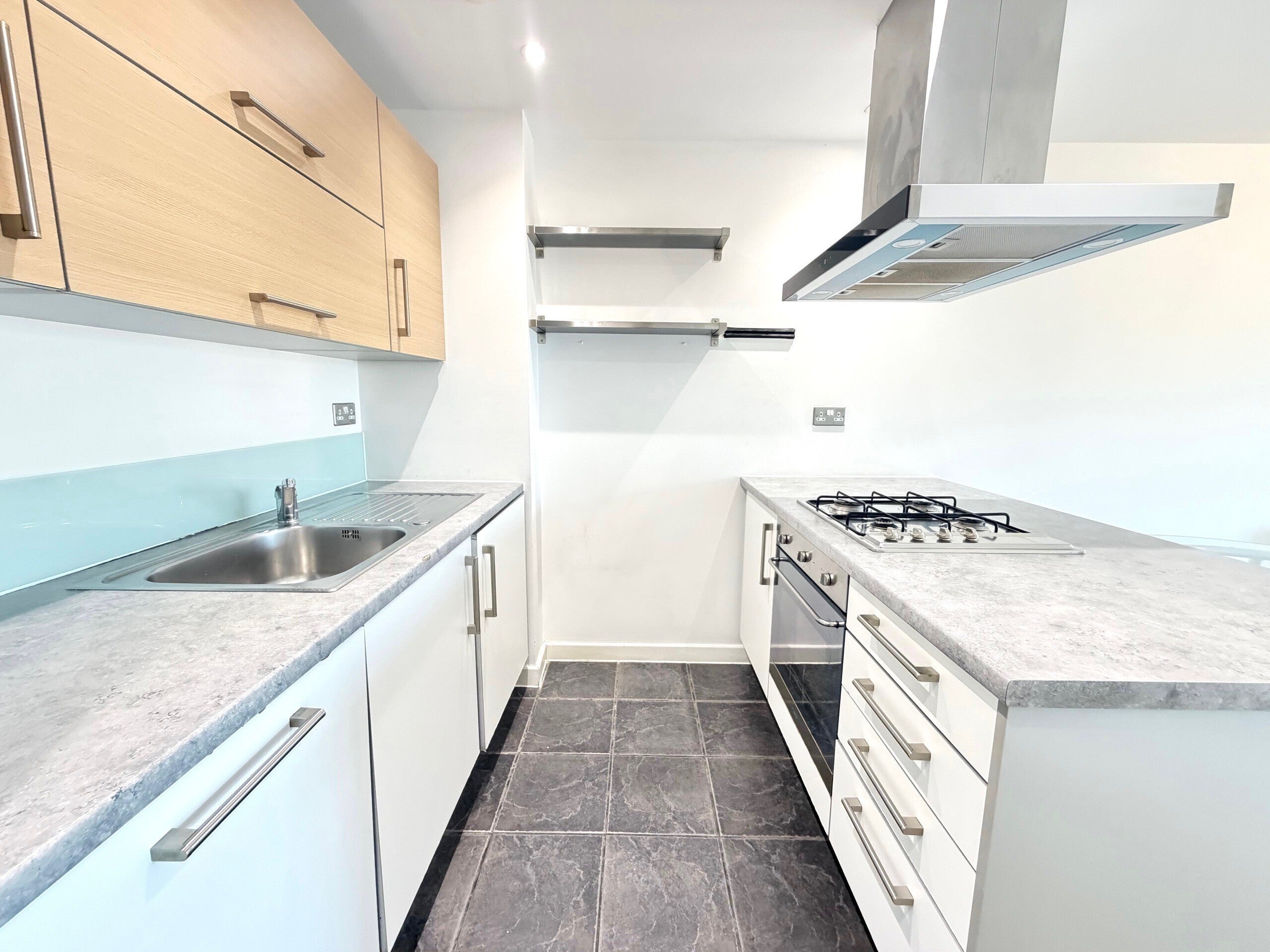Flat Merchant Street in Greater London