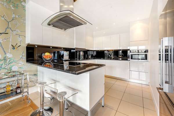 Flat Queenstown Road in Greater London
