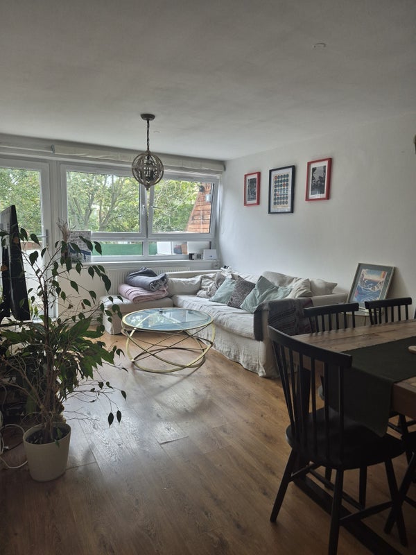 Flat Carnoustie Drive in Greater London