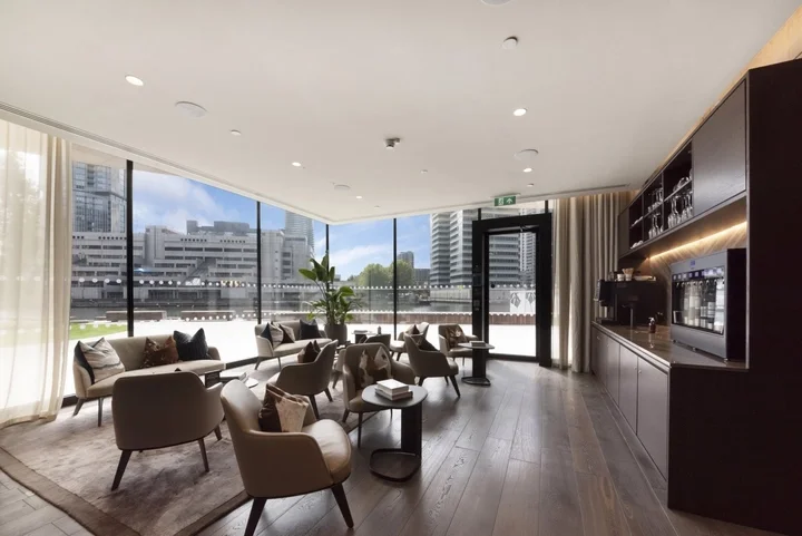Flat Park Drive in Greater London