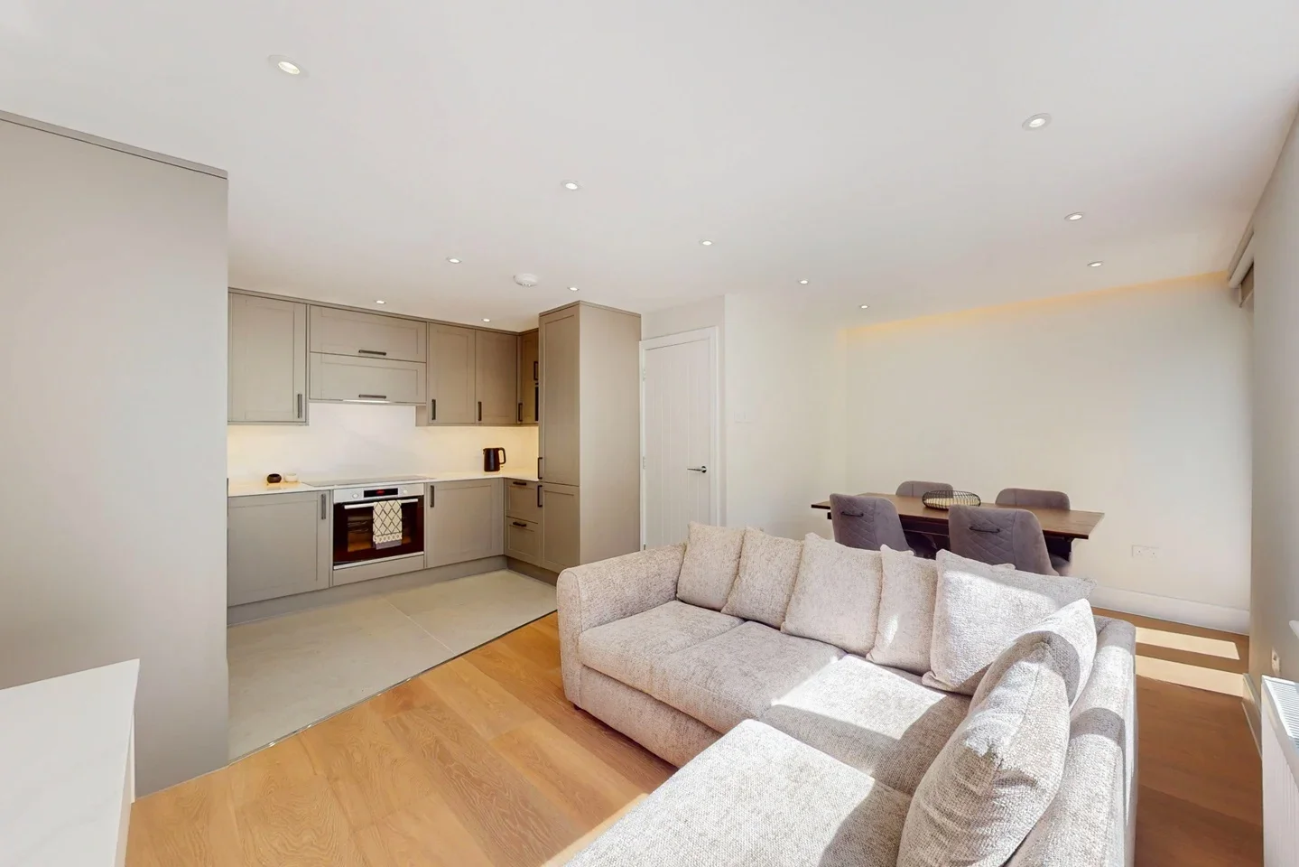 Flat Ommaney Road in Greater London