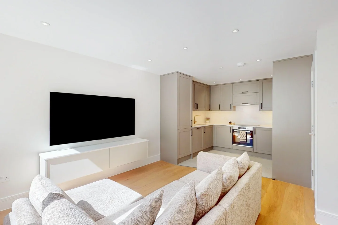 Flat Ommaney Road in Greater London