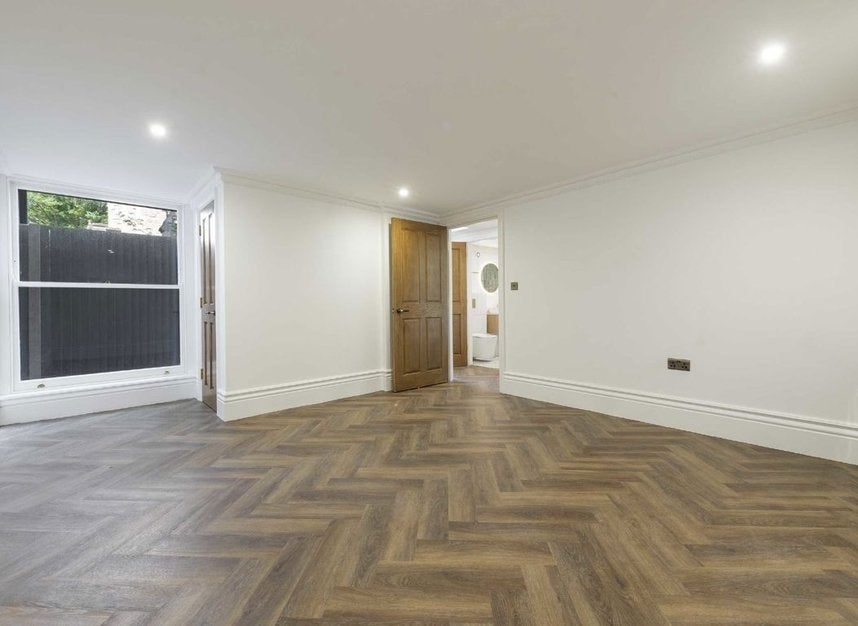 Flat Hillmarton Road in Greater London
