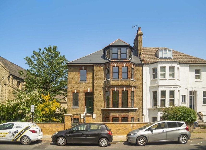 Flat Hillmarton Road in Greater London