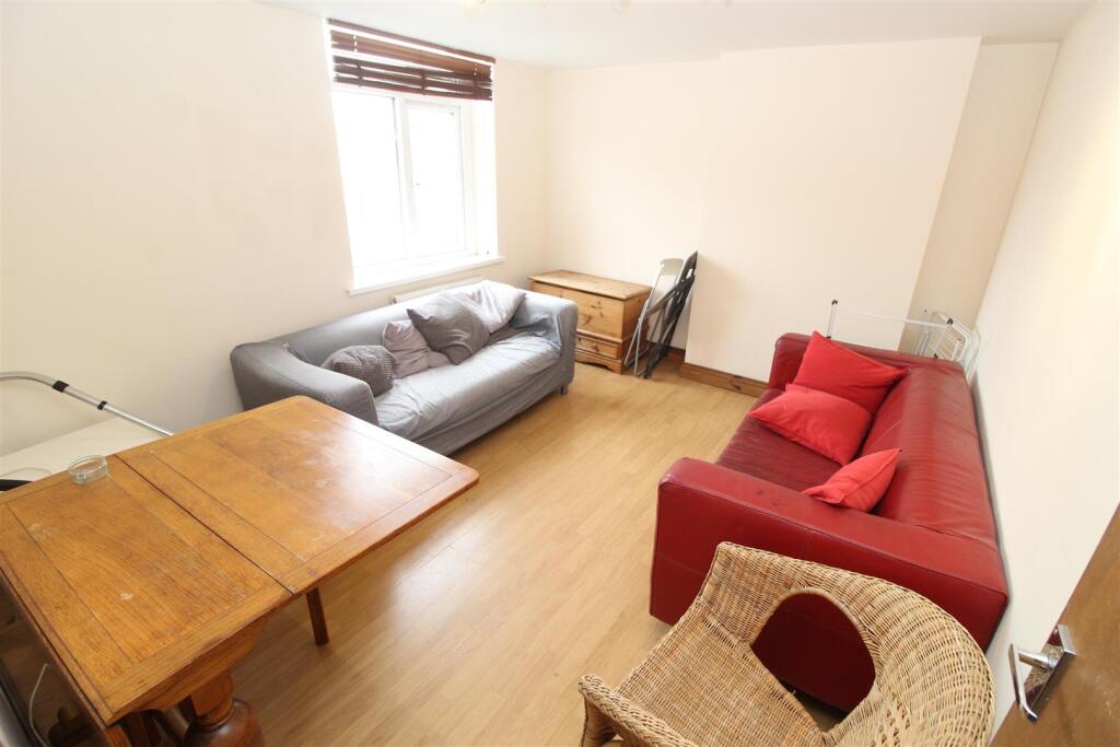 Flat Woodville Road in Cardiff