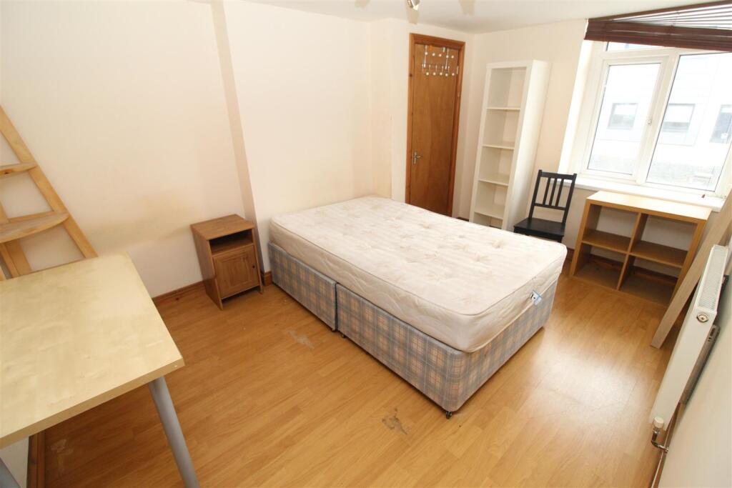 Flat Woodville Road in Cardiff