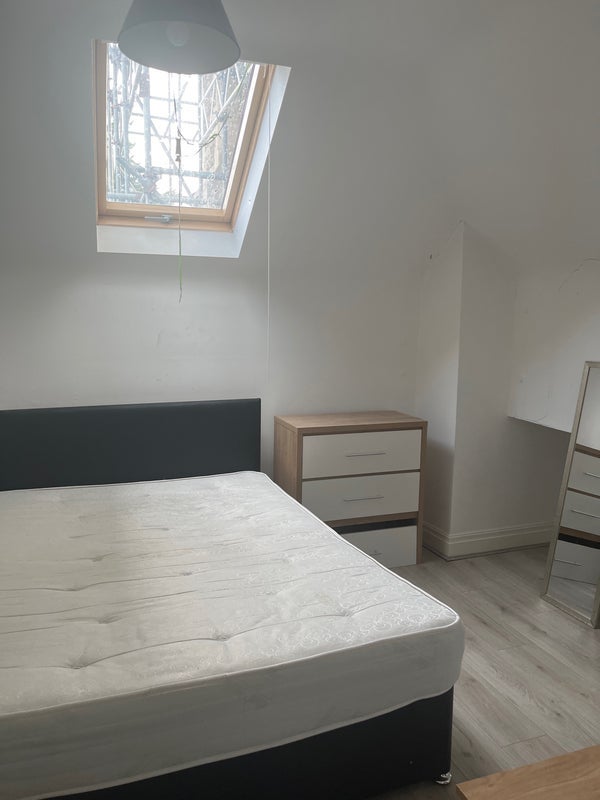 Room Holly Road in Liverpool