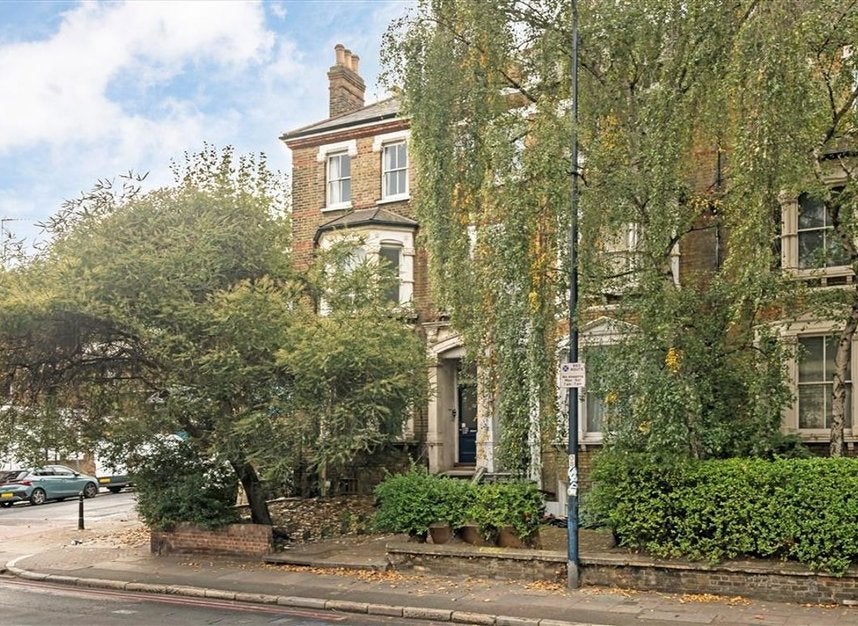 Flat Queen's Road in Greater London