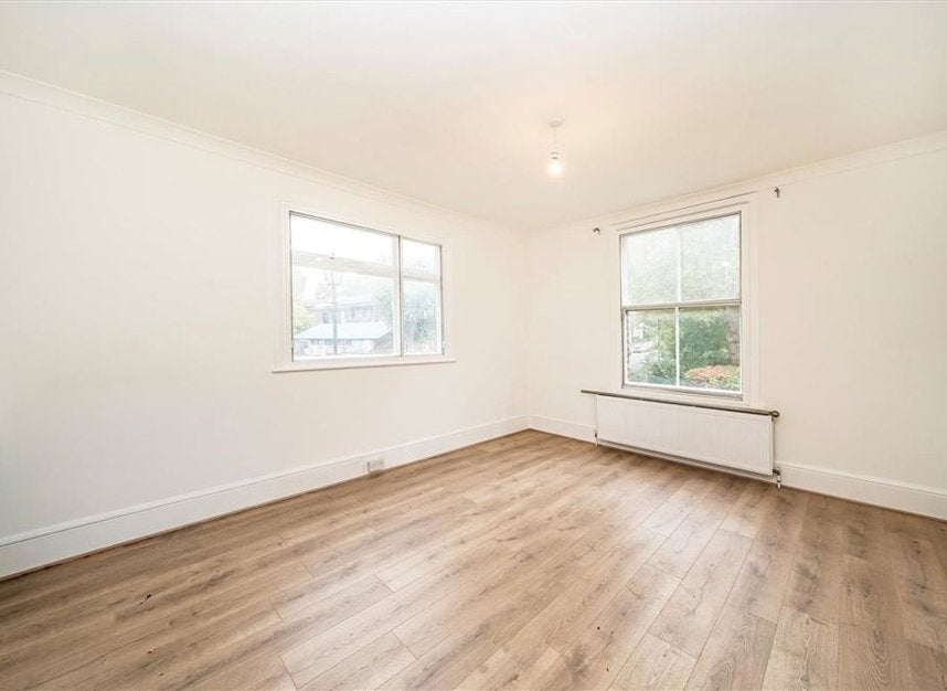 Flat Queen's Road in Greater London
