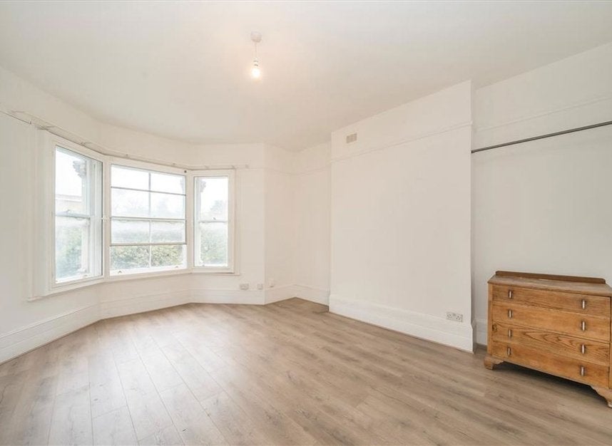 Flat Queen's Road in Greater London