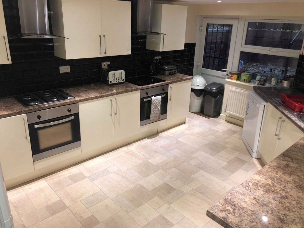 Flat Estcourt Avenue in Leeds