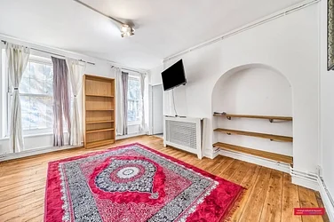 Flat Comber Grove in Greater London