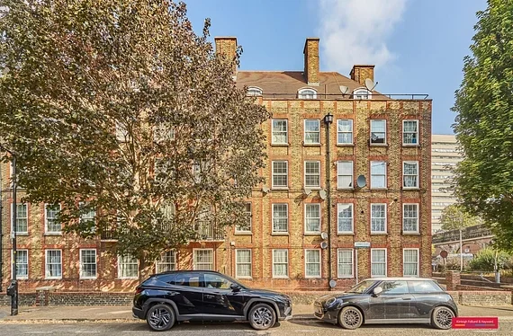 Flat Comber Grove in Greater London