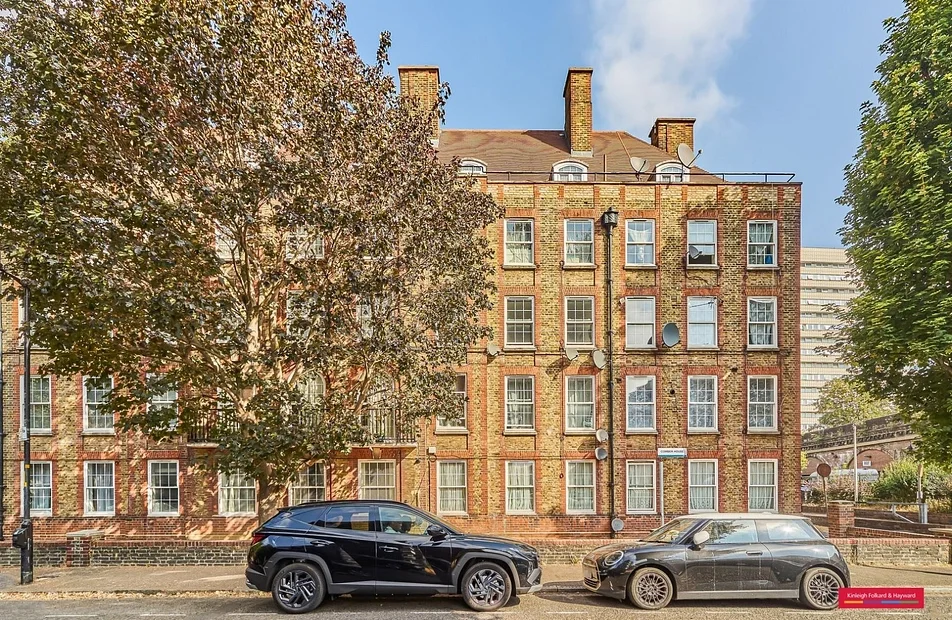 Flat Comber Grove in Greater London