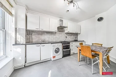 Flat Comber Grove in Greater London