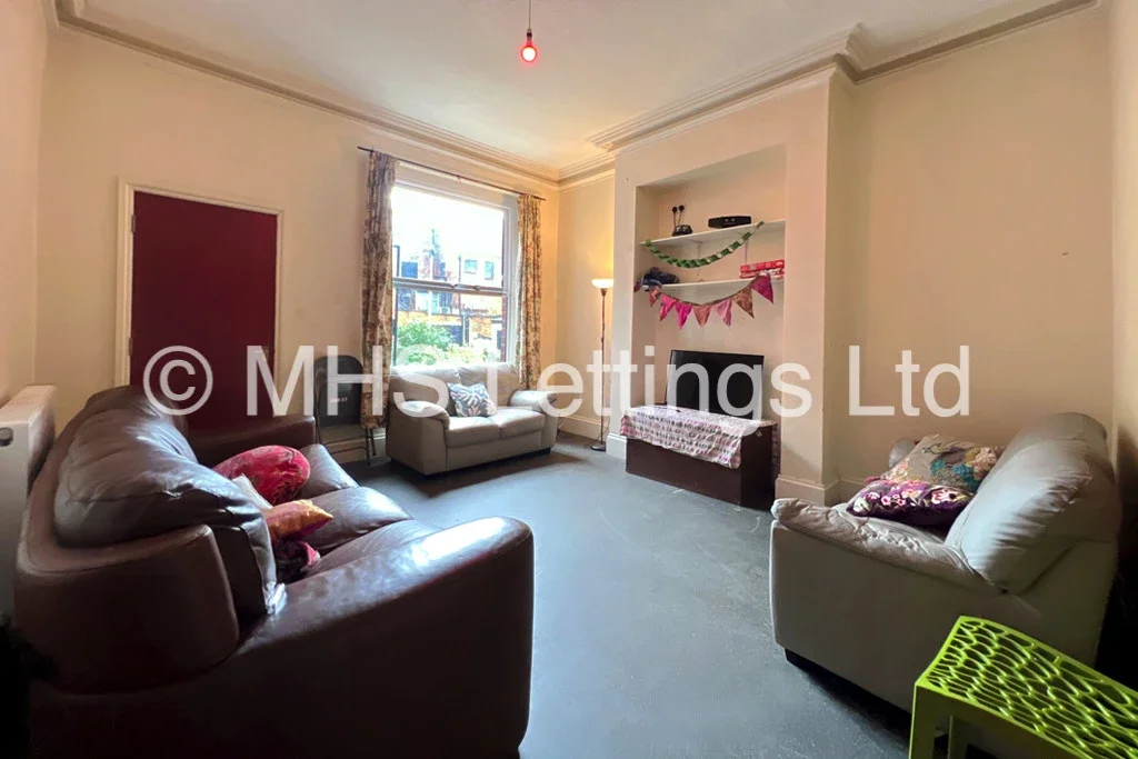 Flat Regent Park Avenue in Leeds