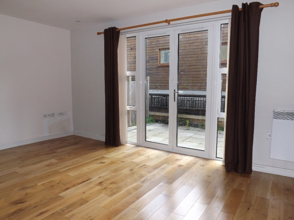 Flat Spratt Hall Road in London