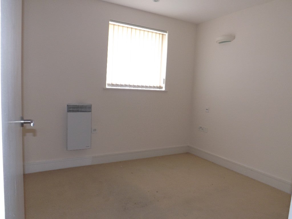 Flat Spratt Hall Road in London