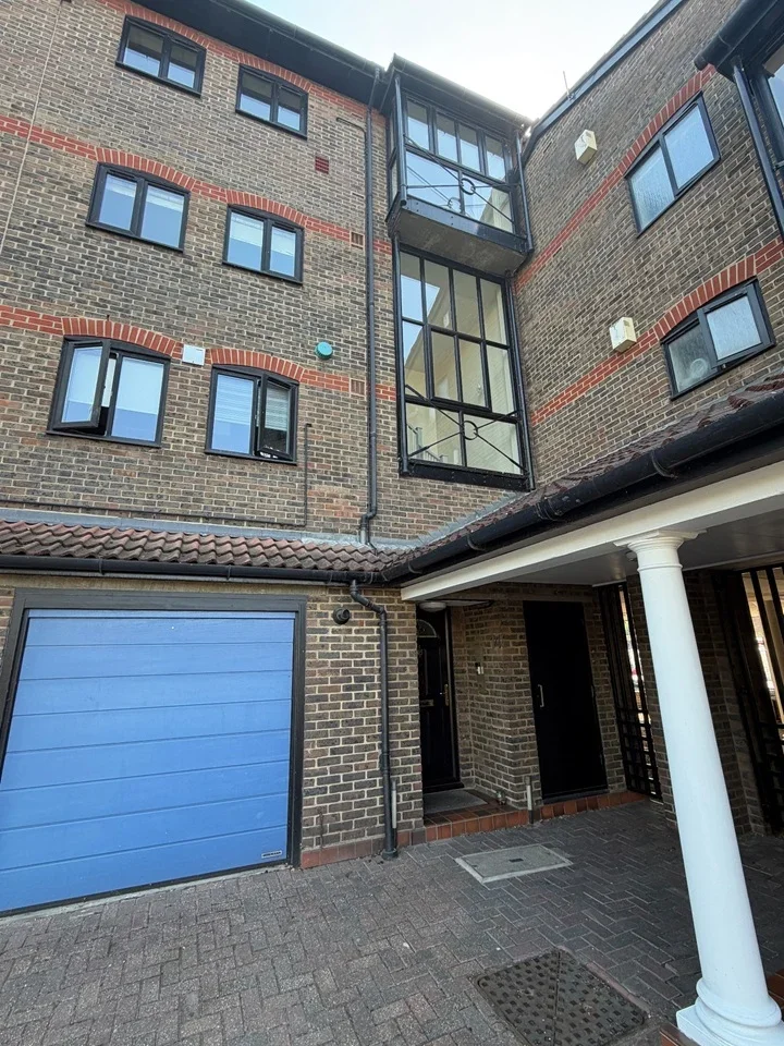 Flat Landons Close in Greater London