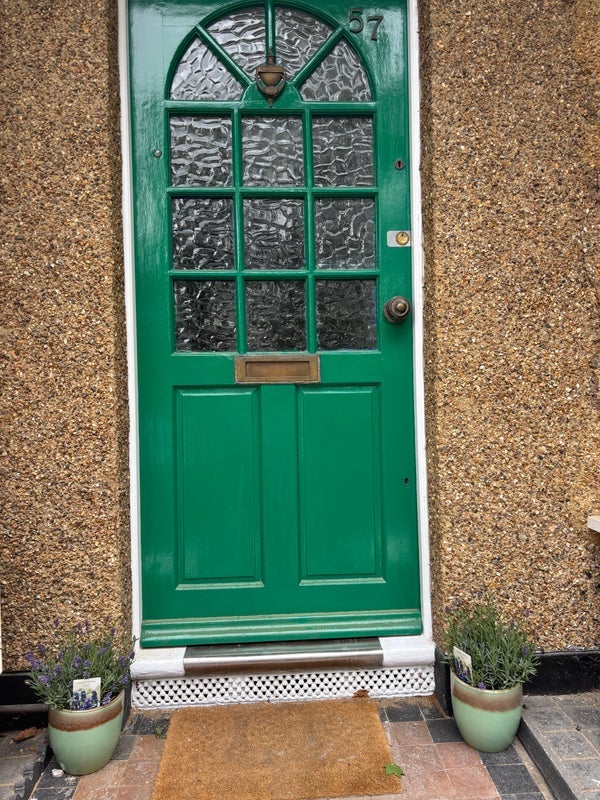 Room McLeod Road in Greater London