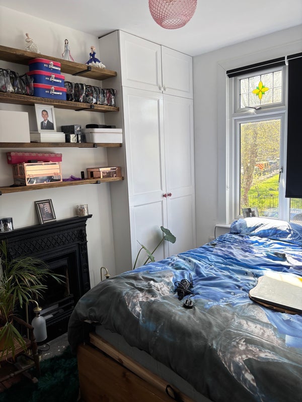 Room McLeod Road in Greater London