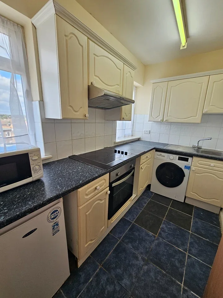 Flat Imperial Drive in Greater London