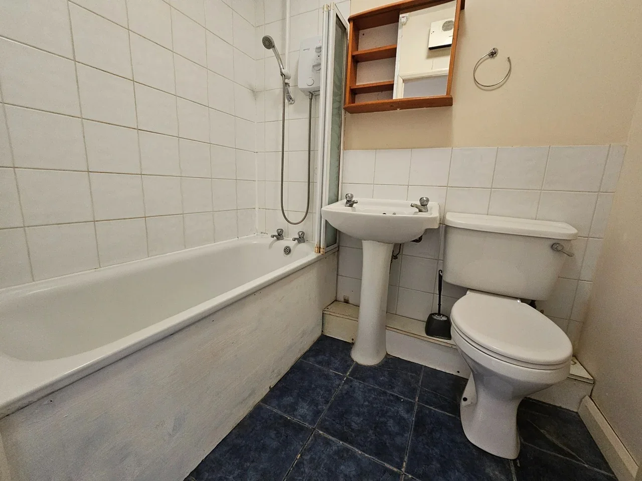 Flat Imperial Drive in Greater London