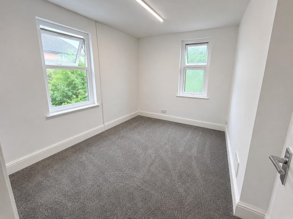 Flat Vaughan Road in Greater London