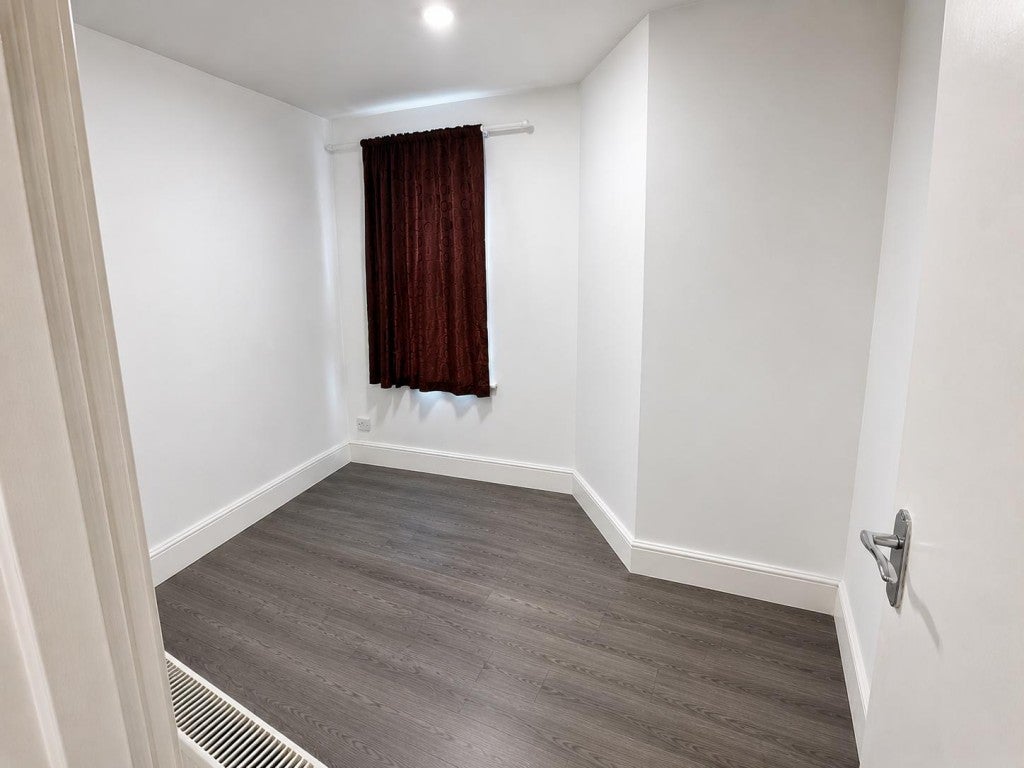 Flat Vaughan Road in Greater London