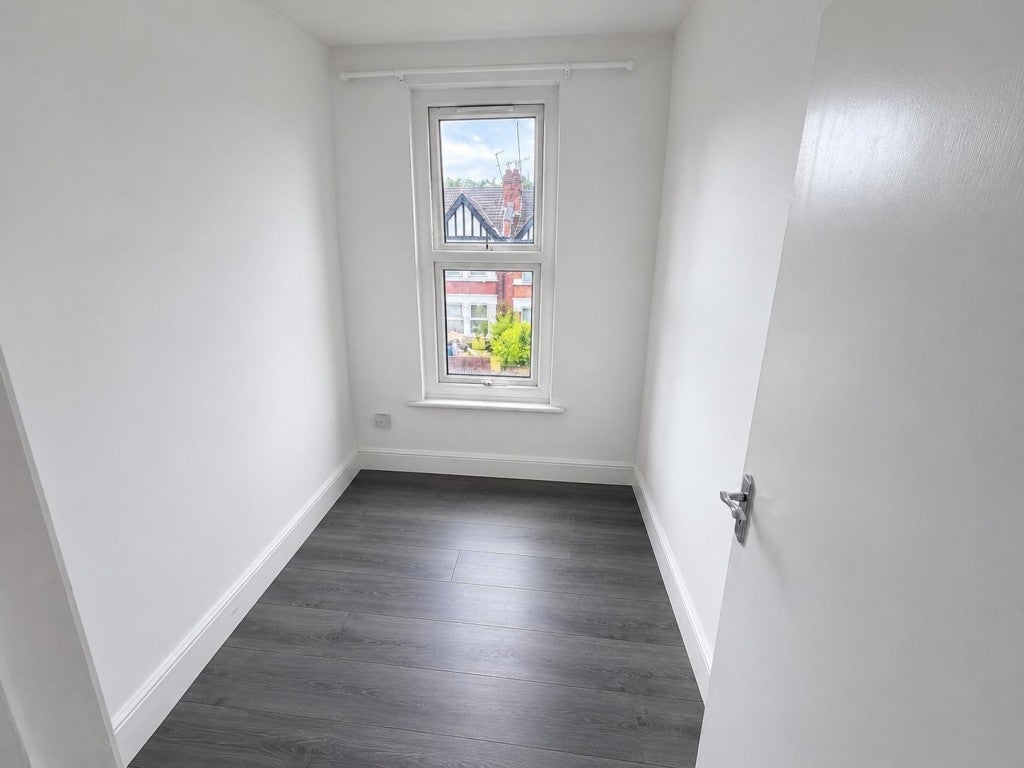 Flat Vaughan Road in Greater London