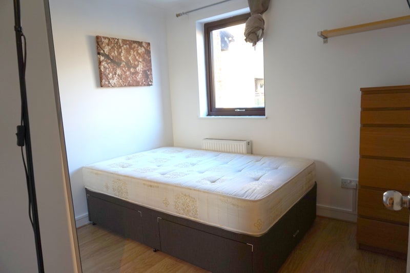 Room Grosvenor Wharf Road in Greater London