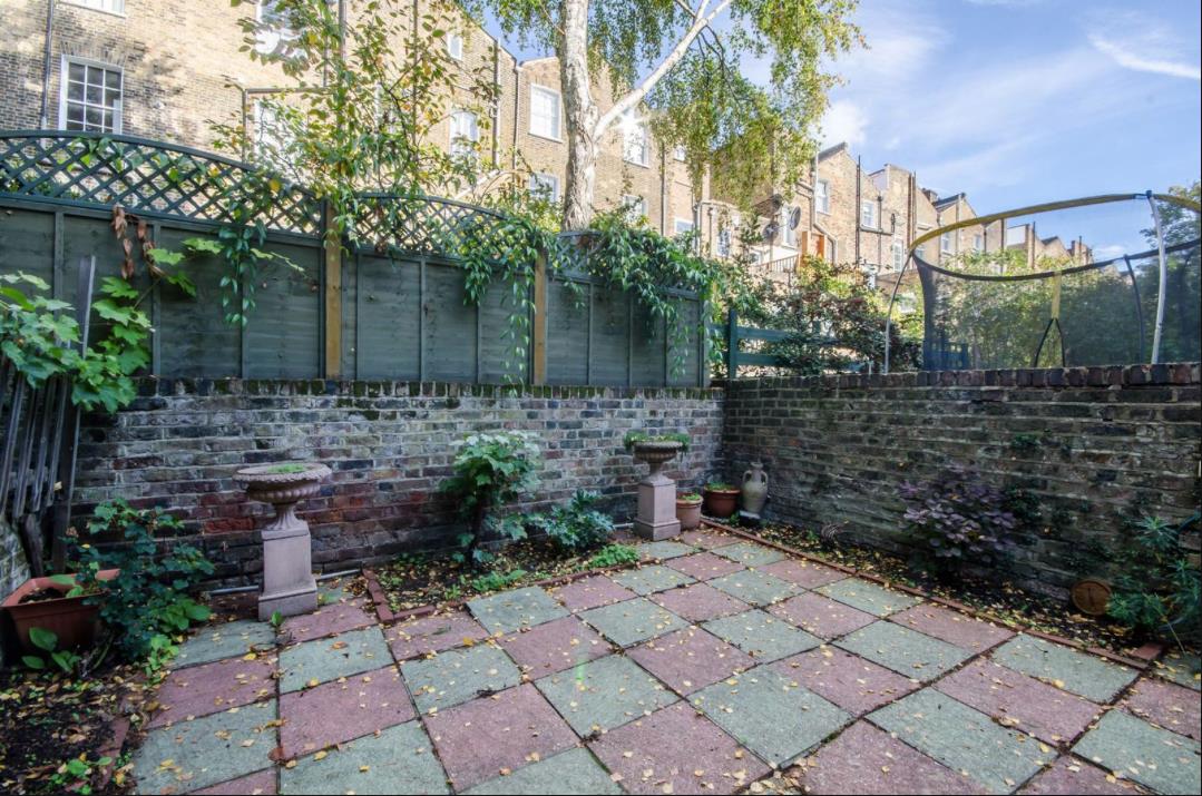 Flat Elmore Street in Greater London