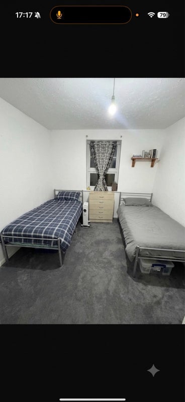 Room Memorial Avenue in Greater London