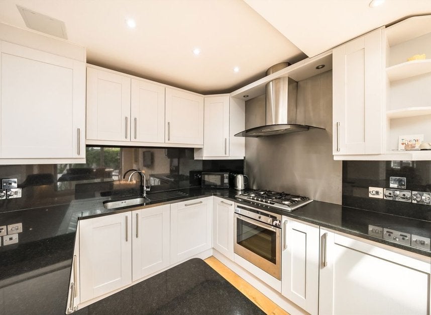 Flat Roehampton Lane in Greater London
