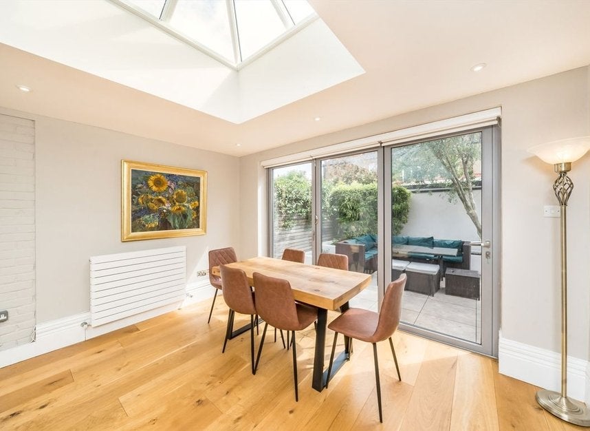 Flat Roehampton Lane in Greater London