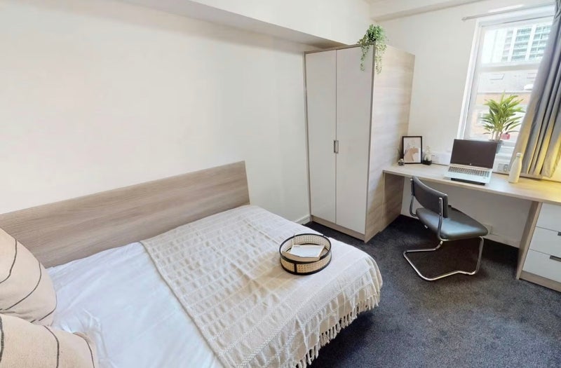 Room Lower Chatham Street in Manchester