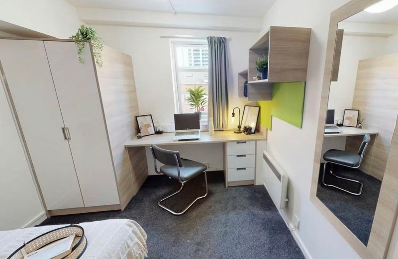 Room Lower Chatham Street in Manchester