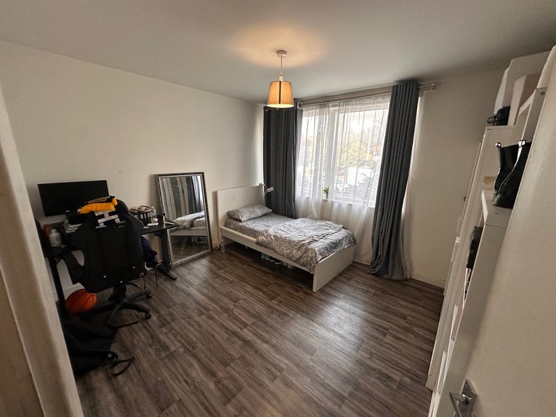 Room Hanger Lane in Greater London