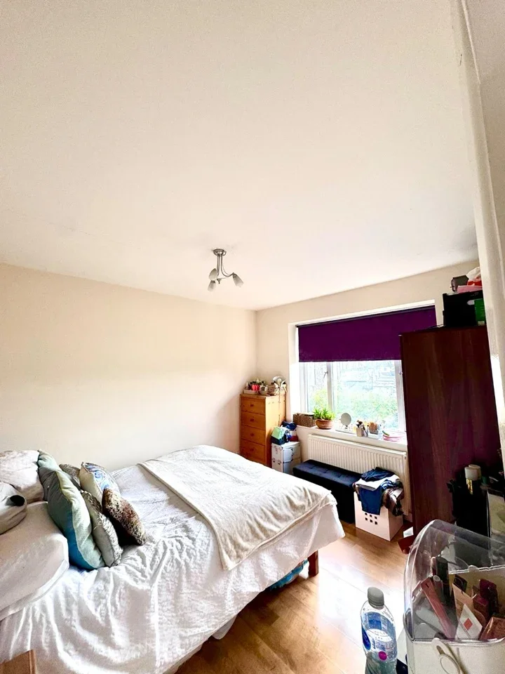 Flat Fortune Green Road in Greater London