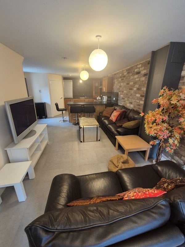 Room Tetlow Street in Liverpool