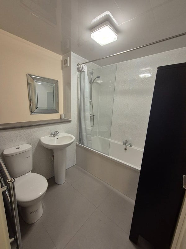 Room Tetlow Street in Liverpool