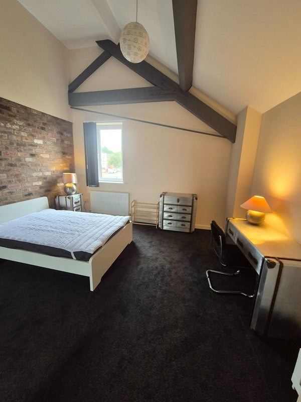 Room Tetlow Street in Liverpool