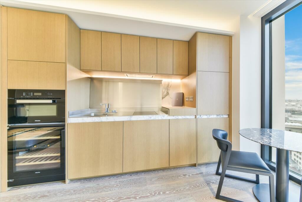 Flat Greenham Close in Greater London